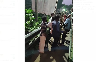 அரசுப் பேருந்து நடத்துநரை தாக்கிய பயணிகள்: வைரலாகும் விடியோ! 