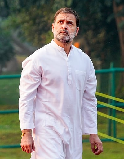 இந்திரா காந்தி நினைவிடத்தில் ராகுல்!