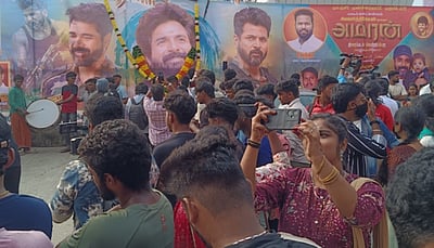 தீபாவளி கொண்டாட்டம்: திரையரங்குகளில் குவிந்த மக்கள்