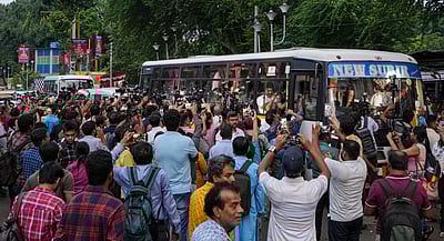 உங்களுக்கு எங்கிருந்து நிதி வருகிறது? போராட்டத்தில் ஈடுபட்டுள்ள மருத்துவர்களிடம் அமைச்சர் கேள்வி!