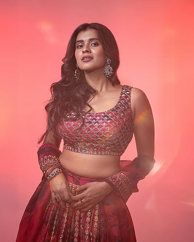 தீபாவளி சரவெடி... ஹெபா படேல்!