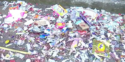 தீபாவளி பண்டிகை: சேலம் மாநகராட்சியில்  100 டன் பட்டாசு குப்பைகள் அகற்றம்