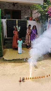 பட்டாசுத் தொழிலாளா்கள் தீபாவளி கொணடாட்டம்