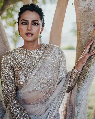 தங்கத் தாரகை... ஷ்ரத்தா ஸ்ரீநாத்!