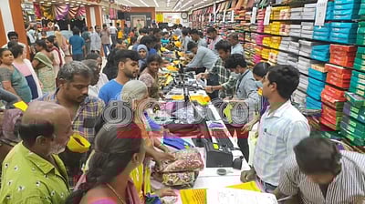 50 சதவீத தள்ளுபடி: ஈரோடு  ஜவுளி கடைகளில் அதிகாலையே குவிந்த மக்கள்!