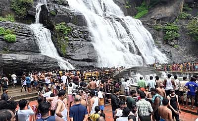 குற்றாலம் அருவிகளில் குவிந்த சுற்றுலாப் பயணிகள்