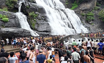 குற்றாலம் அருவிகளில் குவிந்த சுற்றுலாப் பயணிகள்