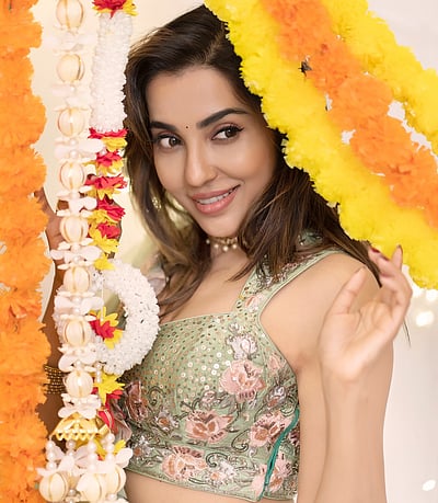 பூவிற்குள் ஒழிந்திருக்கும் சோலை... பார்வதி நாயர்!