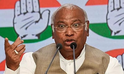 இடஒதுக்கீடு உரிமையை பறிப்போா் பிறருக்குப் பாடம் எடுக்கின்றனா்: காங்கிரஸ் தலைவா் காா்கே