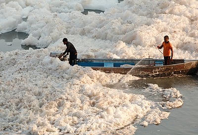 யமுனை ஆற்றில் மிதக்கும் நச்சு நுரை! மக்கள் பெரும் அவதி