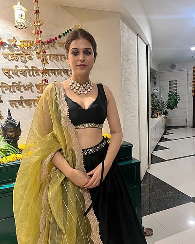 கருப்பு நிலா... ஷ்ரத்தா தாஸ்!