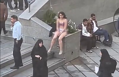 ஈரானில் உள்ளாடை மட்டும் அணிந்து போராட்டத்தில் ஈடுபட்ட பெண்!