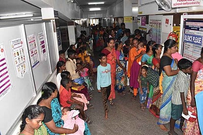 காய்ச்சல் பாதிப்பு: கடலூா் அரசு மருத்துவமனையில் குவிந்த பொதுமக்கள்