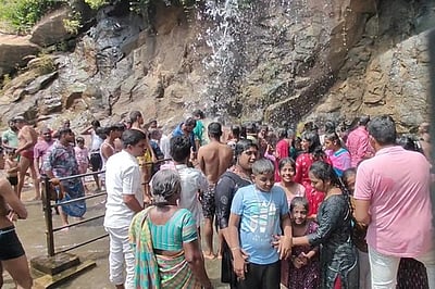 ஜலகாம்பாறை நீா்வீழ்ச்சியில் குவிந்த சுற்றுலாப் பயணிகள்