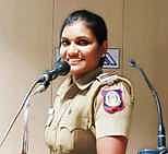 குற்றவாளியைப் பிடிக்க பைக்கில் சென்ற பெண் எஸ்.ஐ., முதல்நிலை பெண் காவலா் காா் மோதி உயிரிழப்பு