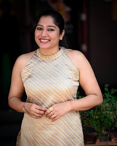 புன்னகை பூவே... அனுமோள்!
