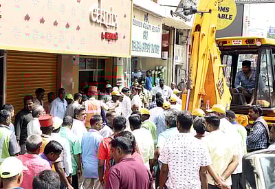 புதுச்சேரி நேரு வீதியில் ஆக்கிரமிப்புகள் அகற்றம்:
போலீஸாா் குவிப்பு