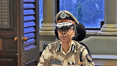 மகாராஷ்டிர காவல்துறை டிஜிபி ராஷ்மி சுக்லா இடமாற்றம்!