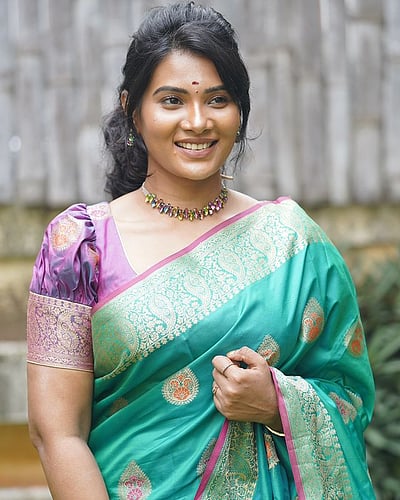 பச்சைக் கிளி.. திவ்யா துரைசாமி