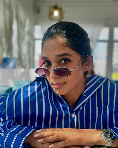 ஒரு அழகி ஒரு கண்ணாடி... நைலா உஷா!