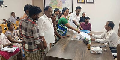 பொதுவழி ஆக்கிரமிப்பை அகற்றக் கோரி கோட்டாட்சியரிடம் மனு