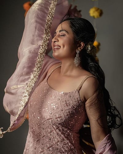 கன்னக்குழியில் விழுந்தேன்! சிருஷ்டி டாங்கே