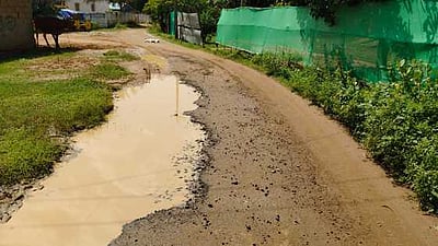 பழுதடைந்த கிராம சாலையை சீரமைத்துத் தரக் கோரிக்கை