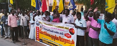 சாலைப் பணியாளா்கள் ஆா்ப்பாட்டம்