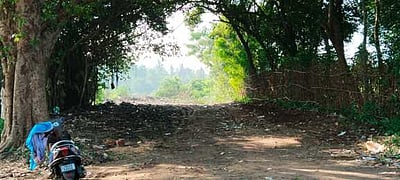 மண்ணியாற்றங்கரை படுகையில் குவிந்திருந்த குப்பைகள் அகற்றம்