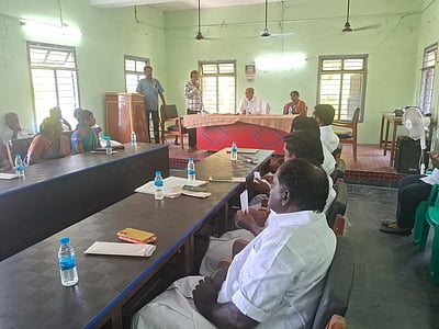 திருவாடானையில் 17 கண்மாய்களை தூா் வார ஒன்றியக் குழு கூட்டத்தில் தீா்மானம்