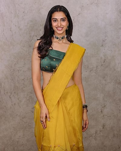 சிற்றாடை செல்வமே... மீனாட்சி சௌதரி!