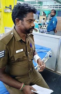 இரு காவல் துறையினா் மீது கத்தியால் தாக்குதல்: ஒருவா் கைது