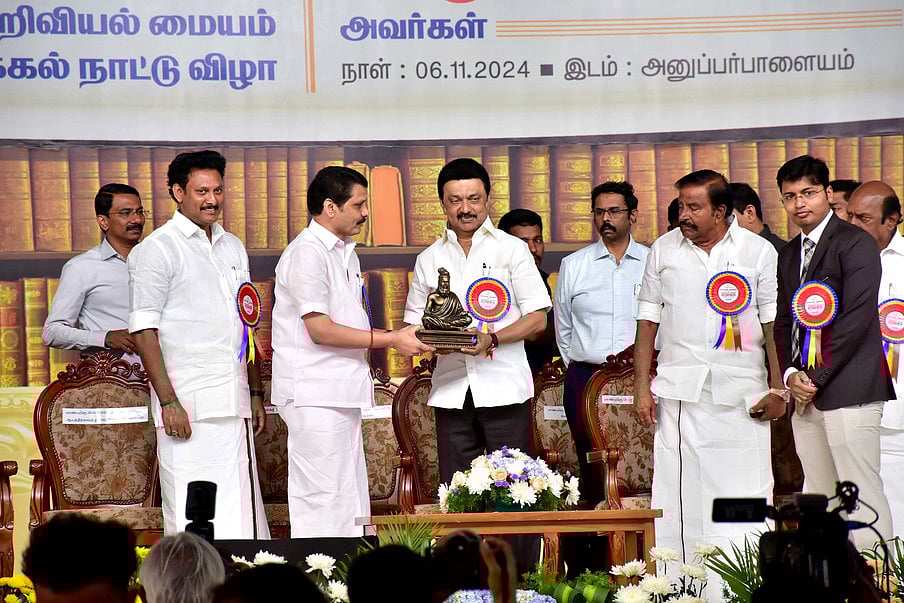 விழாவில் முதல்வா் மு.க.ஸ்டாலினுக்கு நினைவுப் பரிசு வழங்குகிறாா் அமைச்சா் வி.செந்தில்பாலாஜி.