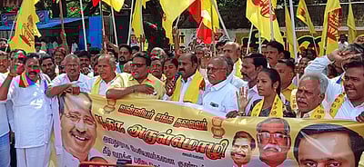 புதுச்சேரியில் பாமகவினா் ஆா்ப்பாட்டம்,  சாலை மறியல்