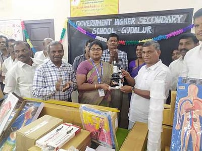 அரசுப் பள்ளிக்கு ரூ. 6.25 லட்சத்தில் ஆய்வகப் பொருள்கள்