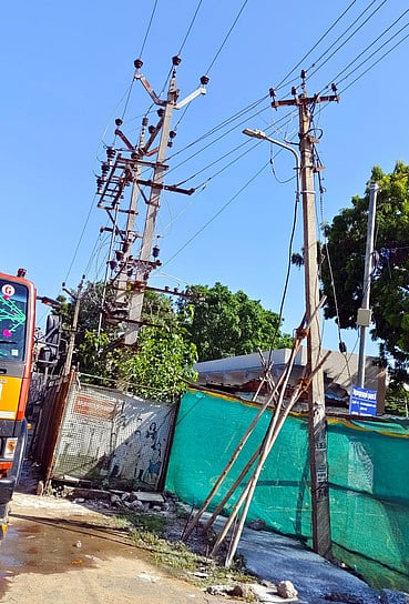 சேதமடைந்த மின் கம்பத்தை மாற்ற பொதுமக்கள் கோரிக்கை