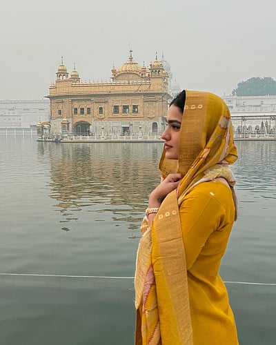 பொற்கோவில் வாசலிலே... சானியா ஐயப்பன்!