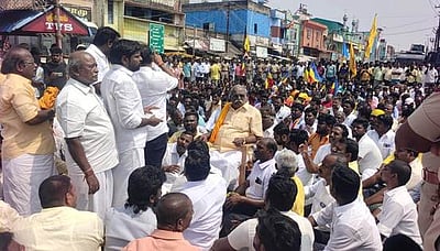 தடையை மீறி புவனகிரியில் 
பாமகவினா் ஆா்ப்பாட்டம்: போலீஸாா் குவிப்பு