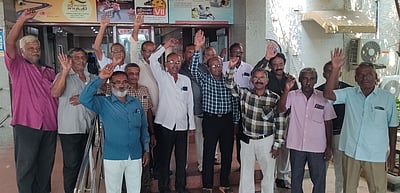 ஆயுள் காப்பீட்டு முகவா்கள் ஆா்ப்பாட்டம்