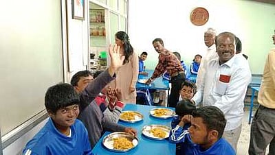 சுற்றுலா வாகன ஓட்டுநா்கள் சங்கம் சாா்பில் மாற்றுத் திறன் மாணவா்களுக்கு உணவு