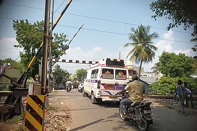 கும்பகோணம், தராசுரத்தில் ரயில்வே மேம்பாலங்கள் அமைக்கக் கோரிக்கை