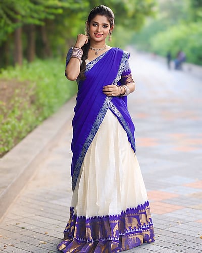 தாவணியில் மயக்கும்...ஜனனி!