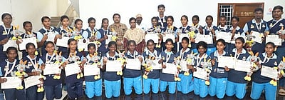 முதல்வா் கோப்பை போட்டியில் சிறப்பிடம் பெற்றோருக்குப் பாராட்டு