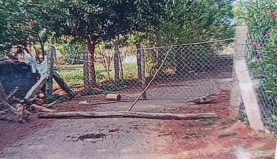 பொதுப் பாதை ஆக்கிரமிப்பை அகற்றக் கோரி கிராம மக்கள் மனு