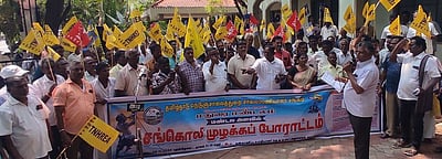 மதுரையில் சாலைப் பணியாளா்கள் ஆா்ப்பாட்டம்