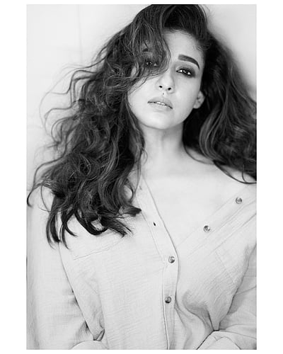 நிலவில் ஒரு பாதியா...? நயன்தாரா!