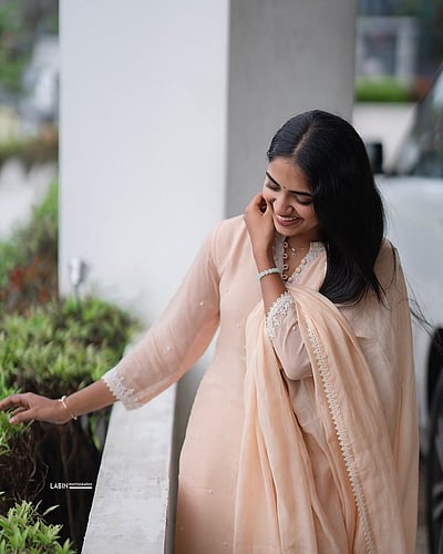 பூங்குயில் அவள் யாரோ பொன்மயில் அவள் பேரோ... மாளவிகா மனோஜ்!