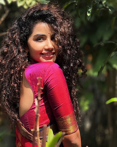 காதல் முகம் கண்டுகொண்டேன்... அனுபமா பரமேஸ்வரன்!