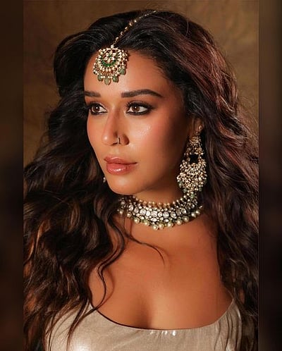 மை வ‌டித்த‌ க‌ண்ணில் பெண் பொய் வ‌டித்த‌தென்ன‌... கிருஷ்ணா ஜாக்கி ஷராப்!