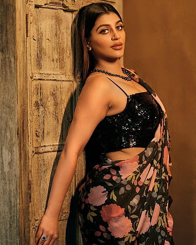 கட்டித் தங்கமே என் ஆசை கனவு யாவுமே... யாஷிகா ஆனந்த்!